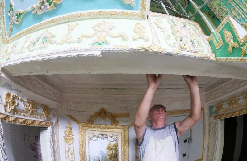 Київський пенсіонер перетворив під'їзд багатоповерхівки у справжній палац - фото 330003