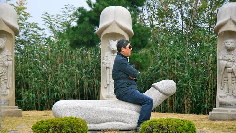 Немного вульгарные фото, которые люди делают в Парке пенисов в Южной Корее - фото 326489