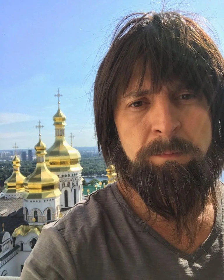 Кардинальные изменения: Владимир Зеленский отрастил бороду и отправился в священники - фото 329635