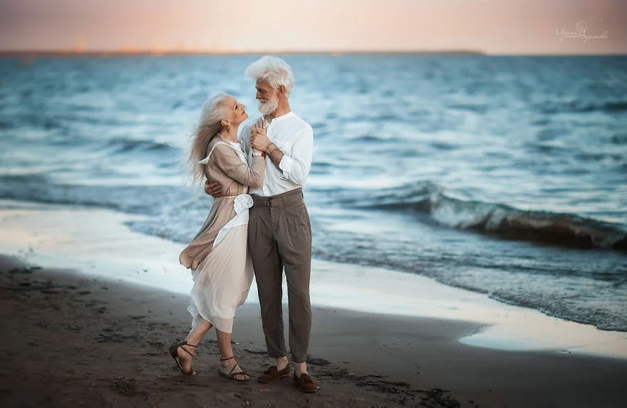 Ніжно та щиро: в мережі набирає популярності фотосесія закоханих пенсіонерів - фото 328892