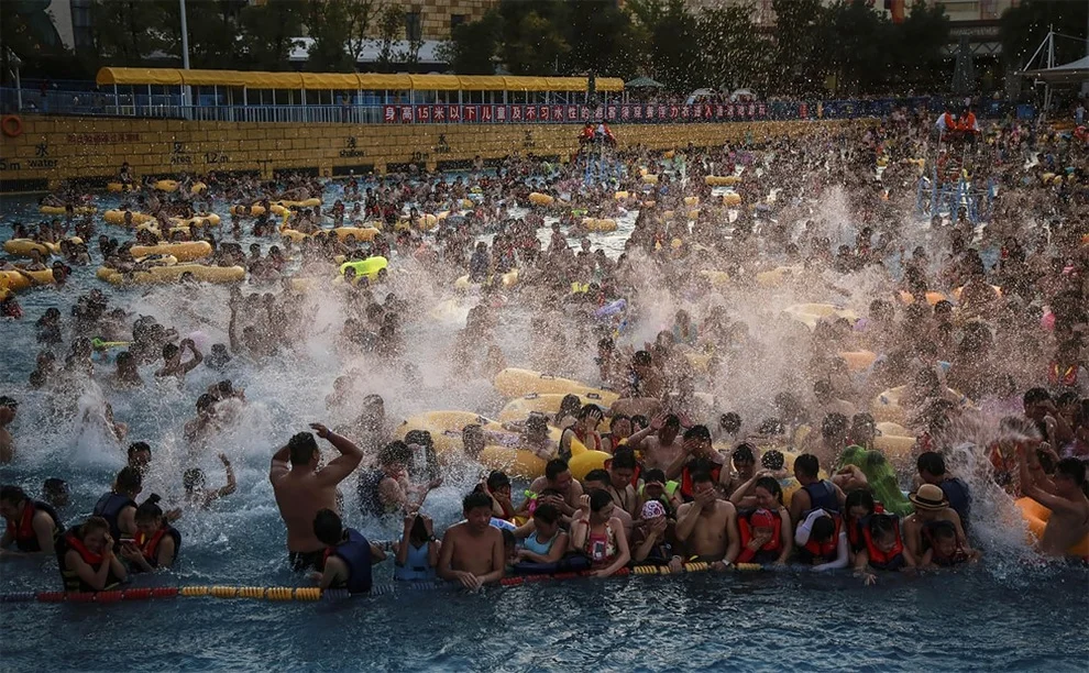 Летние развлечения: шокирующие фото переполненных бассейнов - фото 328257