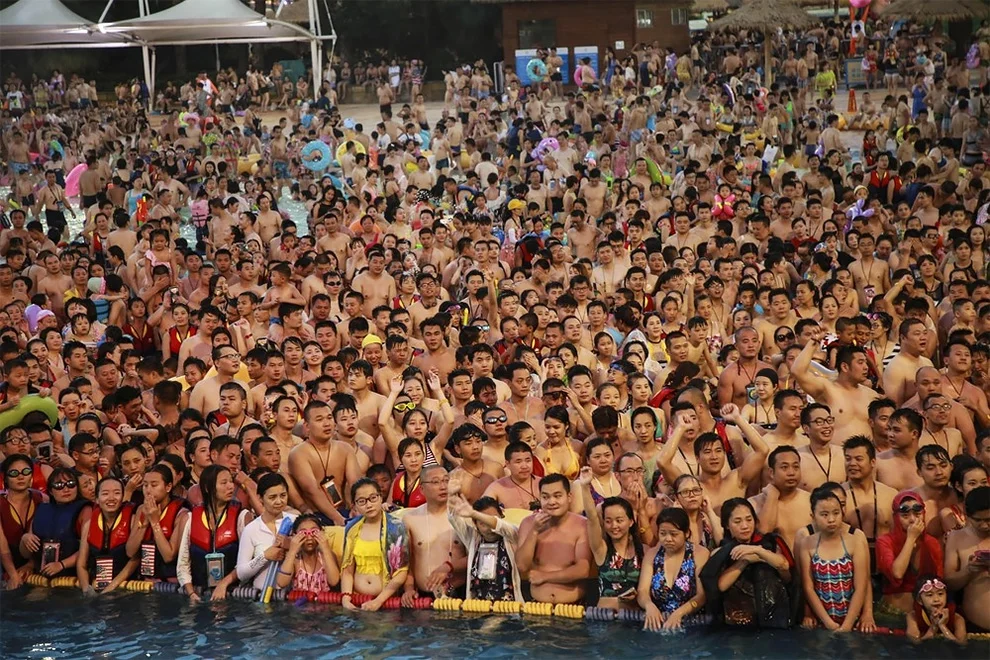 Летние развлечения: шокирующие фото переполненных бассейнов - фото 328261