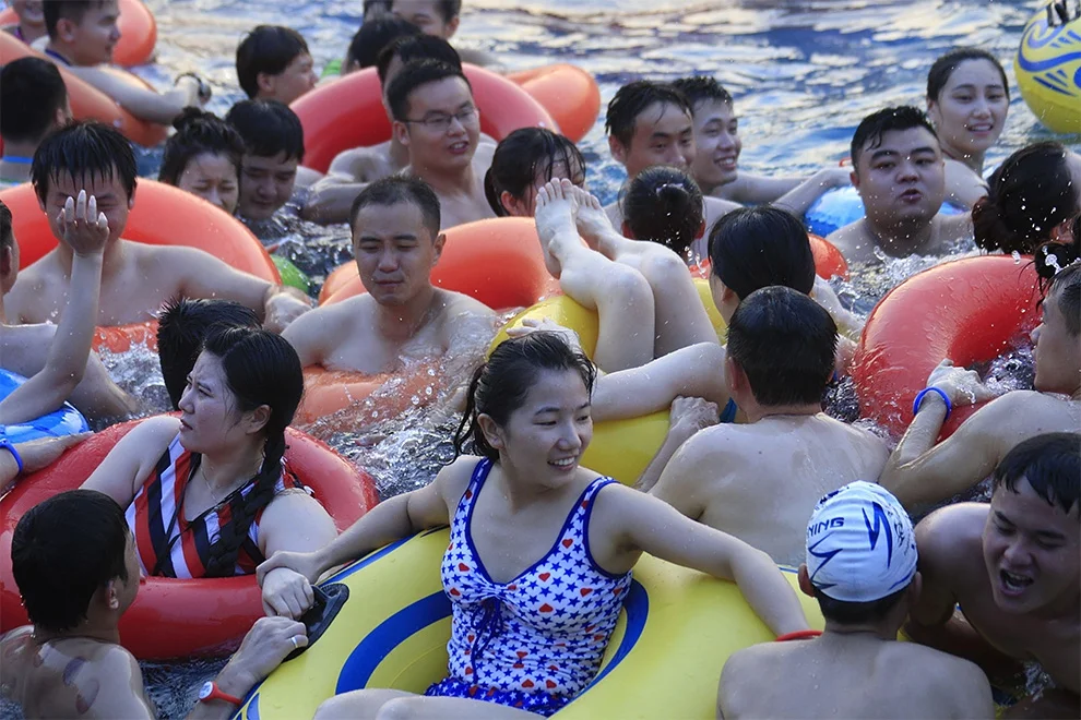 Летние развлечения: шокирующие фото переполненных бассейнов - фото 328256