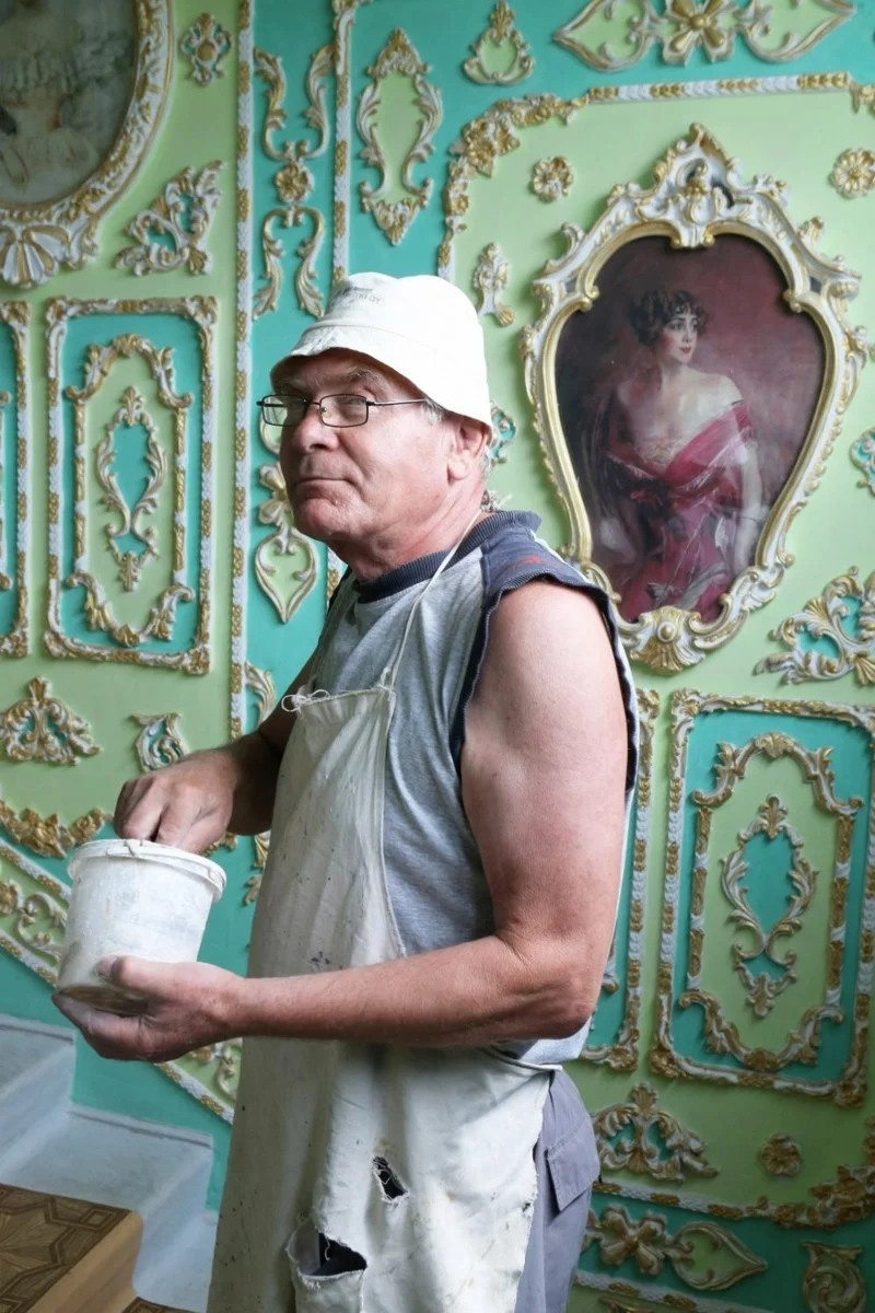 Киевский пенсионер превратил подъезд многоэтажки в настоящий дворец - фото 330002