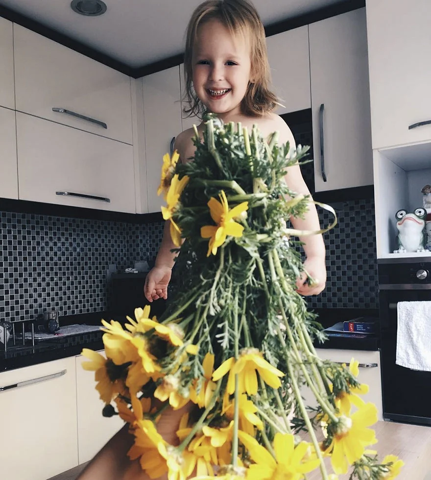 Мама, яка робить дитині одяг із їжі та квітів, стала зіркою мережі - фото 326020