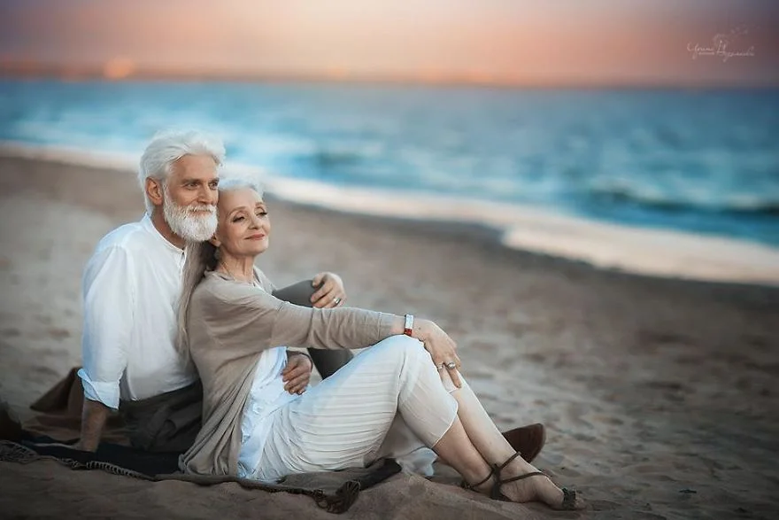 Ніжно та щиро: в мережі набирає популярності фотосесія закоханих пенсіонерів - фото 328889
