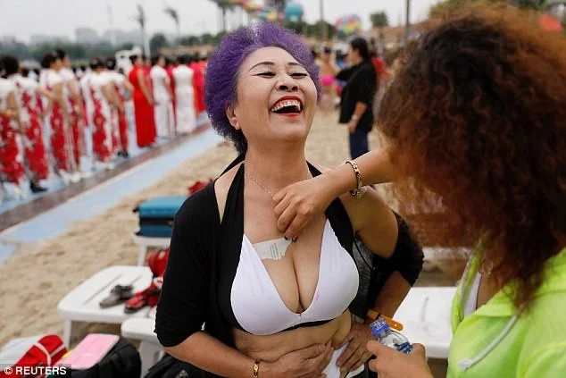 В Китае устроили конкурс бикини для женщин, которым за 55, и это безумно круто - фото 329638