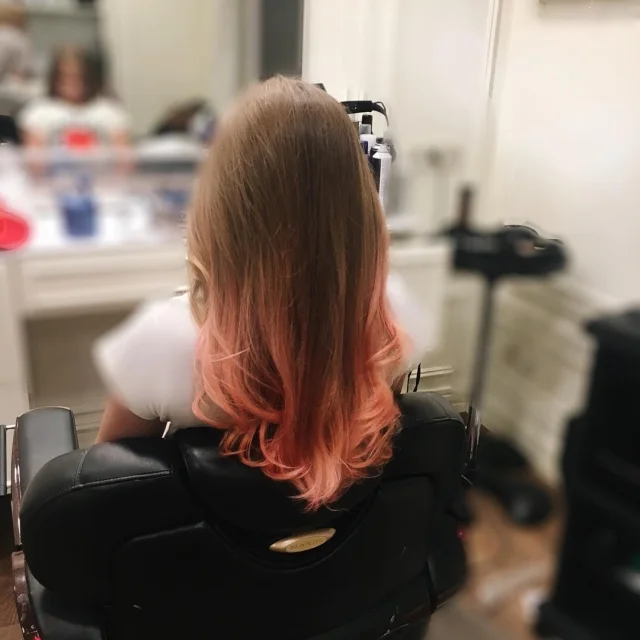 11-летняя дочь Оли Фреймут перекрасила волосы в розовый цвет - фото 329510