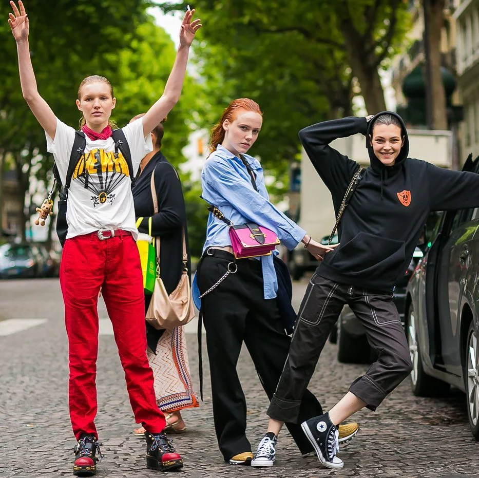 Тиждень моди в Парижі: сміливий та розкутий street style - фото 325451