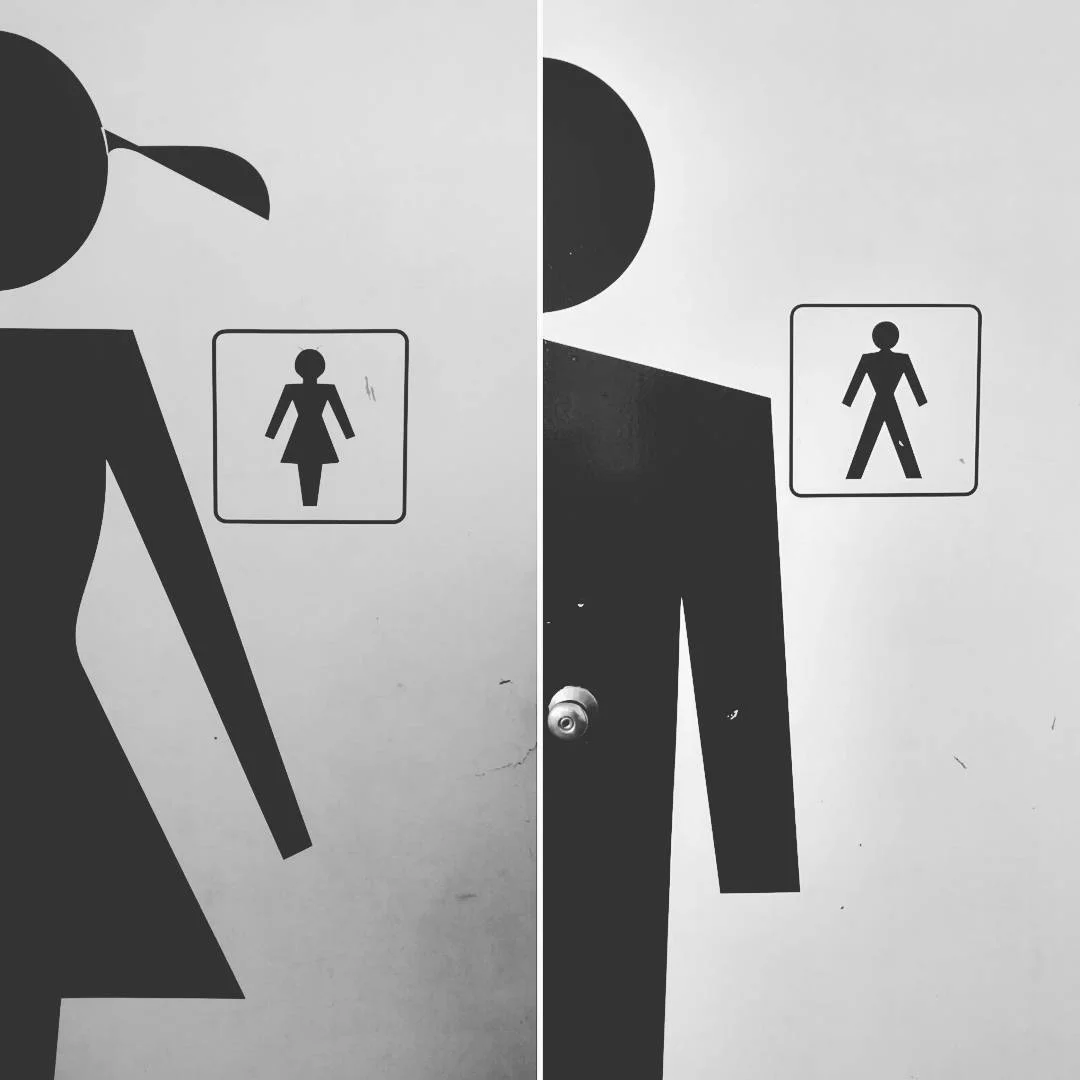 16 оригинальных табличек, которые хорошо показывают разницу между мужским и женским туалет - фото 326996