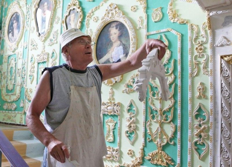 Киевский пенсионер превратил подъезд многоэтажки в настоящий дворец - фото 330004
