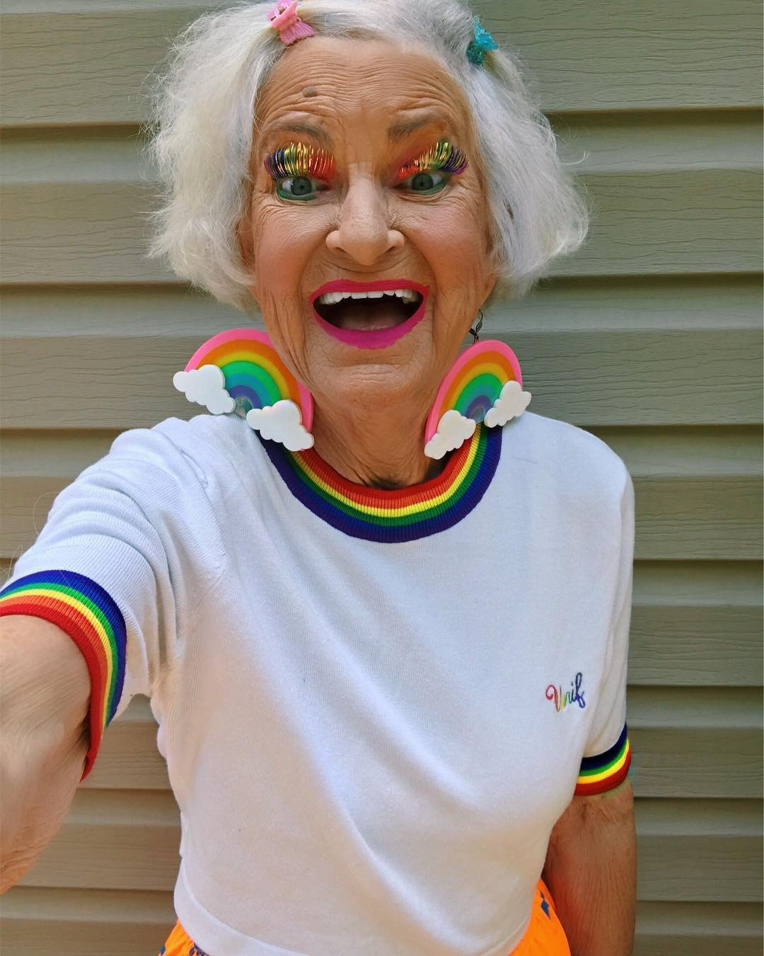 88-річна блогер Бадді Вінкль підкорила світ мегаяскравими нарядами - фото 325975
