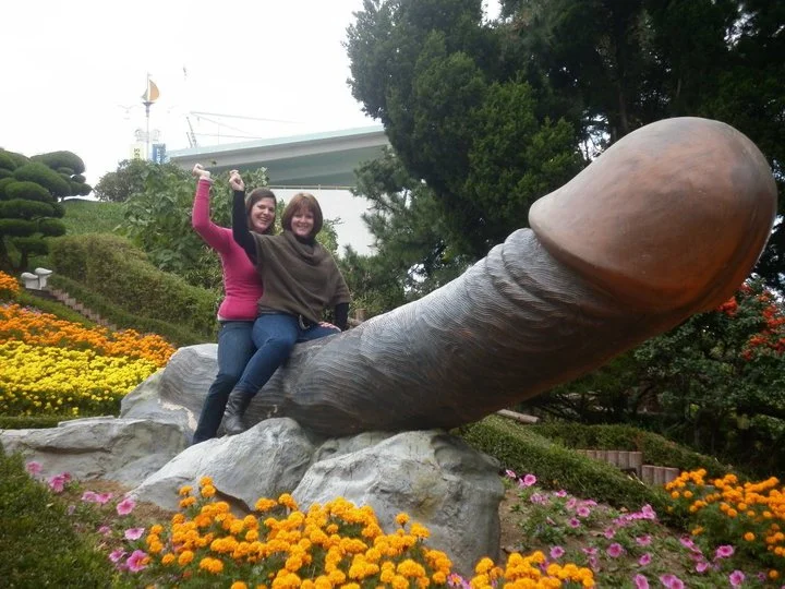 Немного вульгарные фото, которые люди делают в Парке пенисов в Южной Корее - фото 326493
