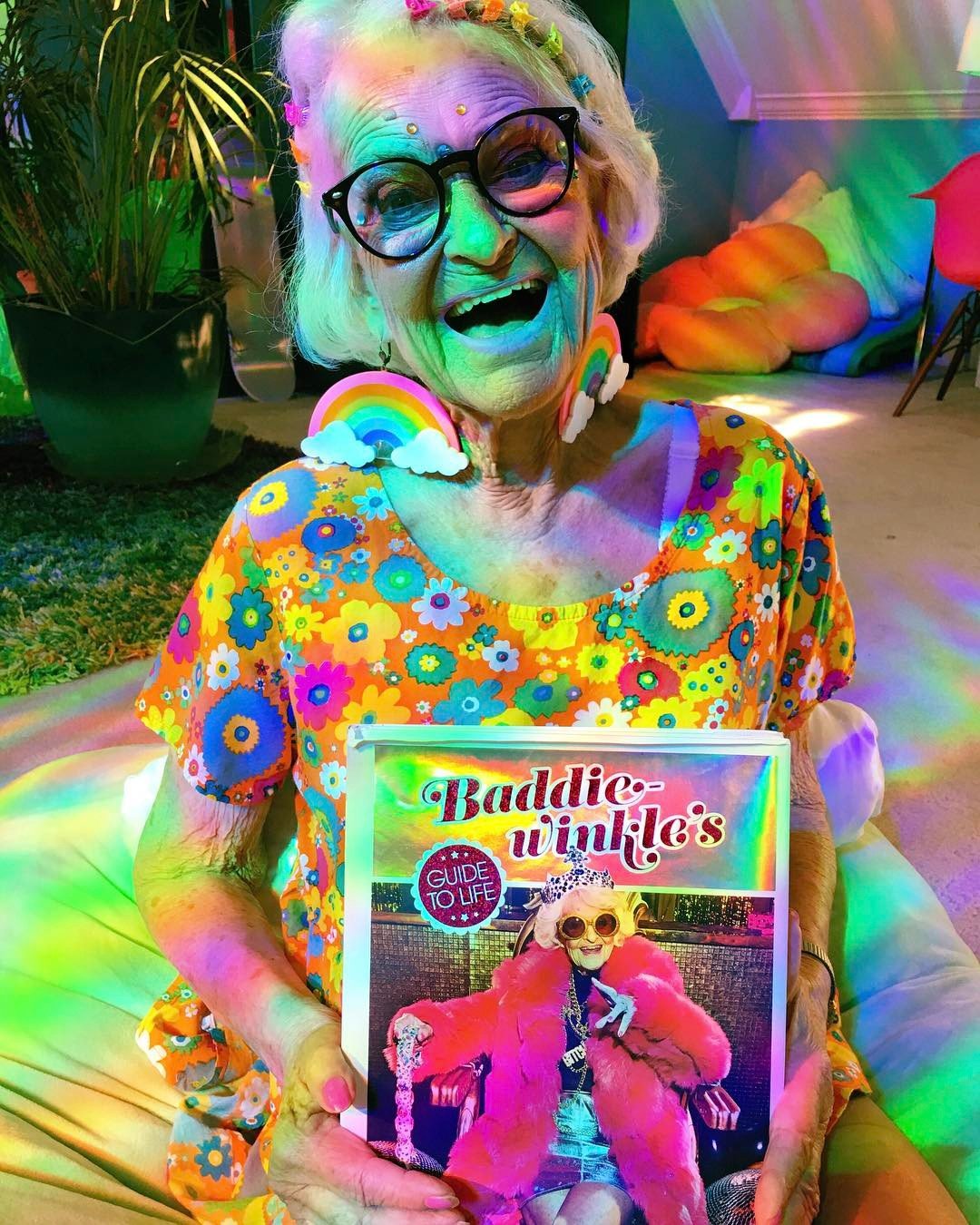 88-річна блогер Бадді Вінкль підкорила світ мегаяскравими нарядами - фото 325983