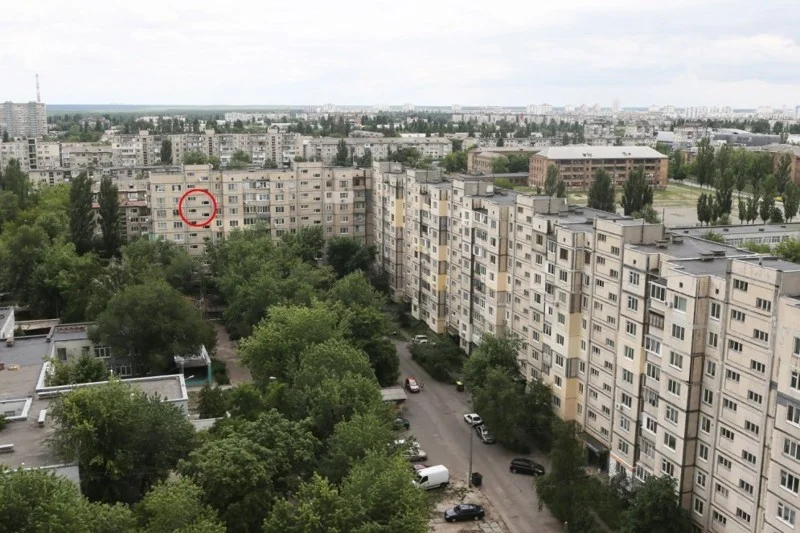 Київський пенсіонер перетворив під'їзд багатоповерхівки у справжній палац - фото 330005