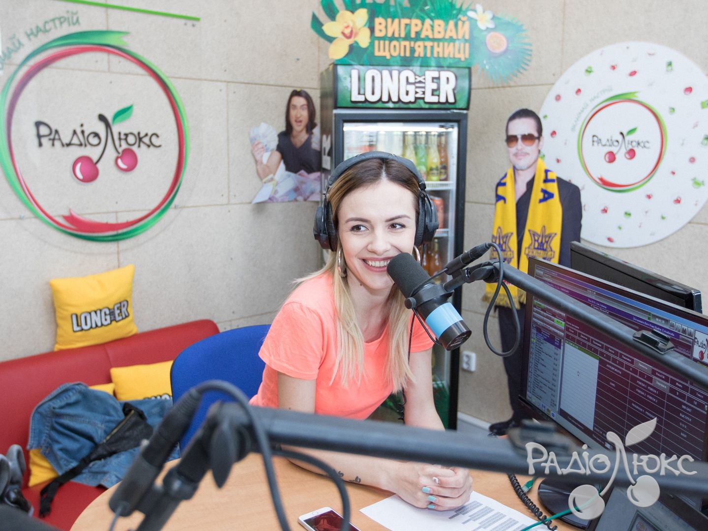MamaRika потусила на Люкс ФМ: веселі кадри зі співачкою - 327475 MamaRika потусила на Люкс ФМ: веселі кадри зі співачкою - фото 327475