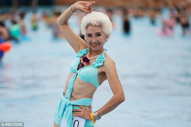 В Китае устроили конкурс бикини для женщин, которым за 55, и это безумно круто - фото 329644