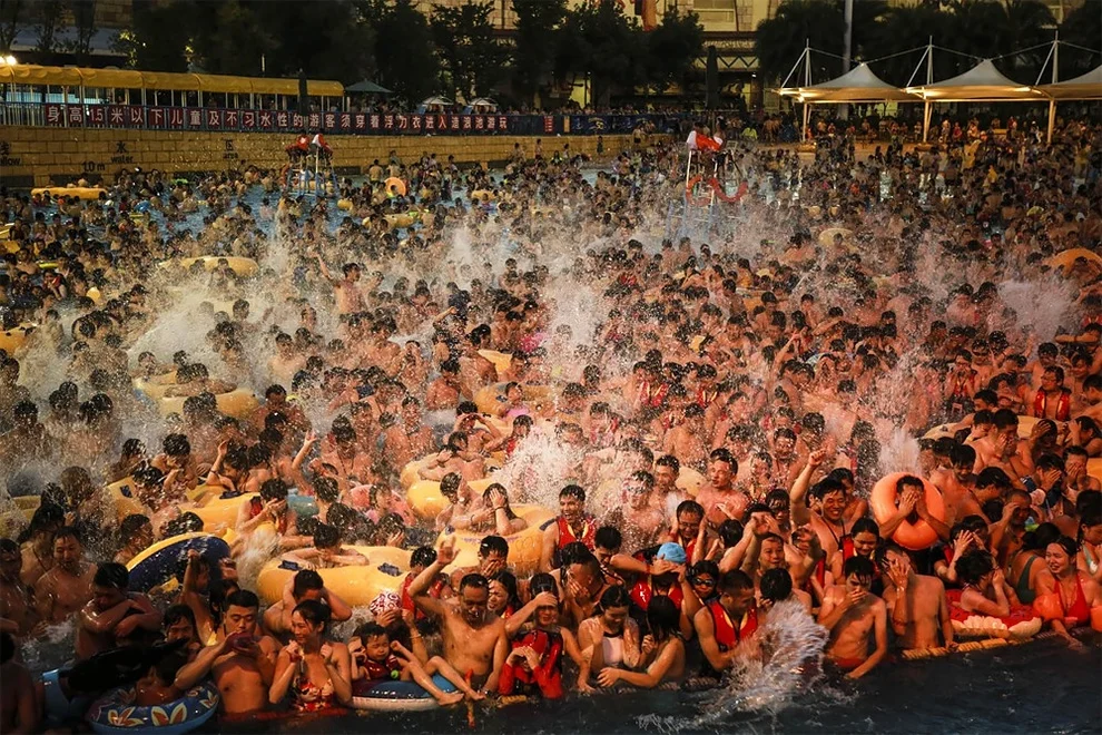 Летние развлечения: шокирующие фото переполненных бассейнов - фото 328263