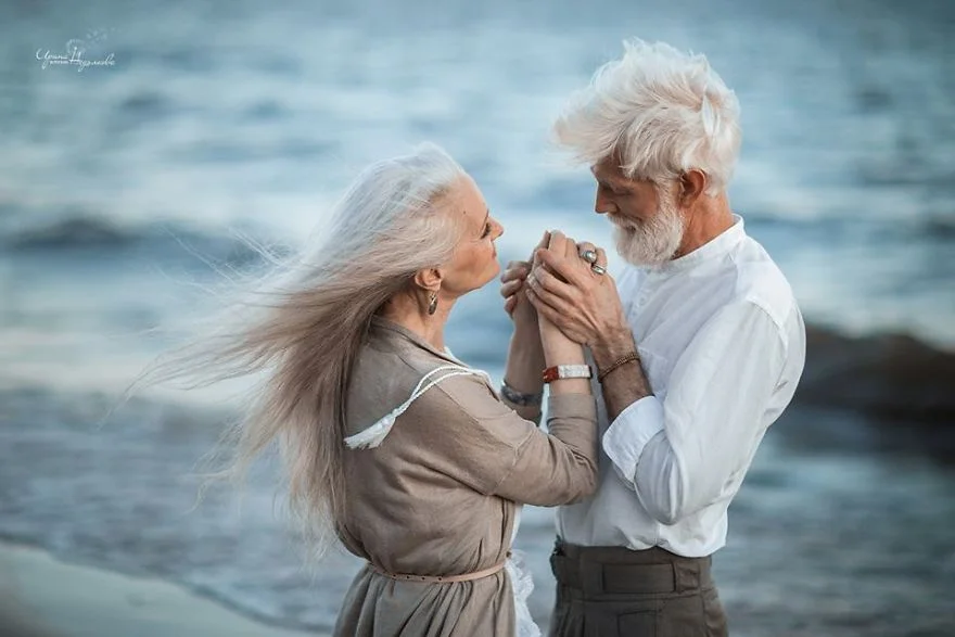 Ніжно та щиро: в мережі набирає популярності фотосесія закоханих пенсіонерів - фото 328888