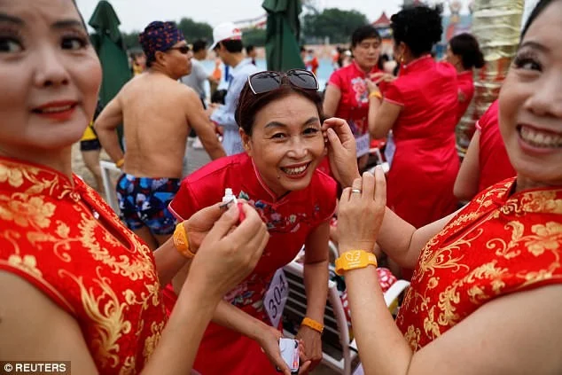 В Китае устроили конкурс бикини для женщин, которым за 55, и это безумно круто - фото 329637