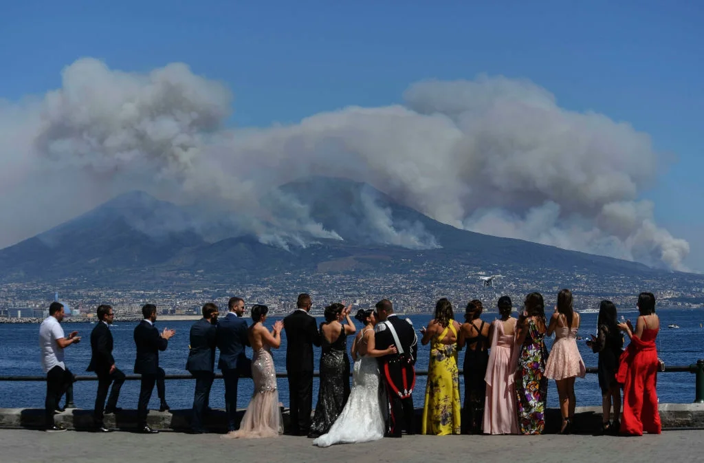 Запахло вогнем: вулкан Везувій прокинувся - фото 327050