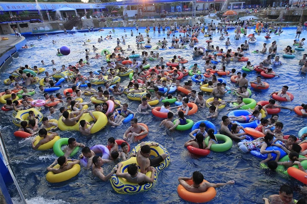 Летние развлечения: шокирующие фото переполненных бассейнов - фото 328264