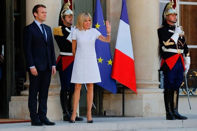 Первая леди Франции покажет тебе, как должна одеваться стильная женщина - фото 330110