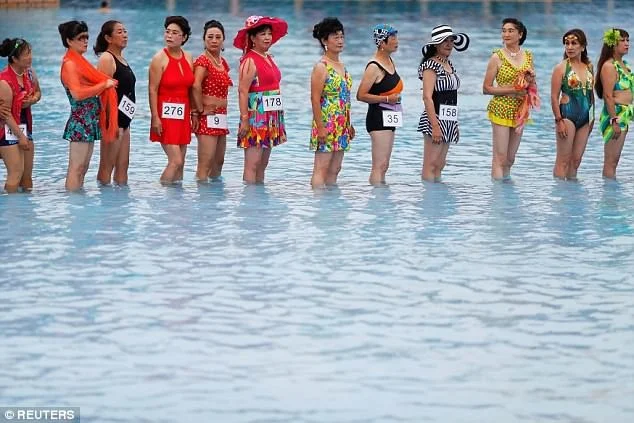 В Китаї влаштували конкурс бікіні для жінок, яким за 55, і це шалено круто - фото 329643