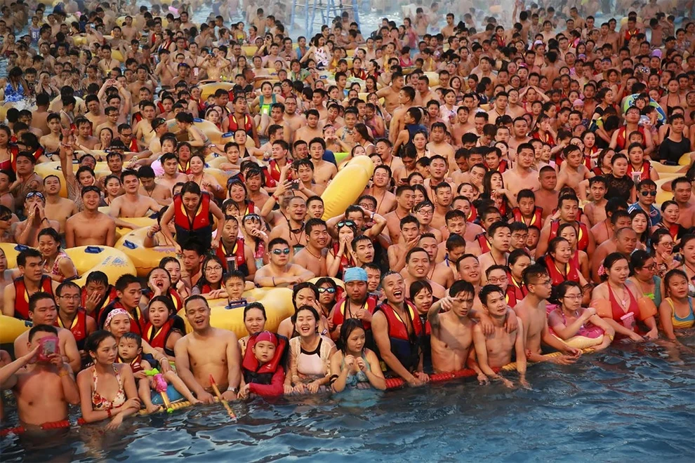 Летние развлечения: шокирующие фото переполненных бассейнов - фото 328262