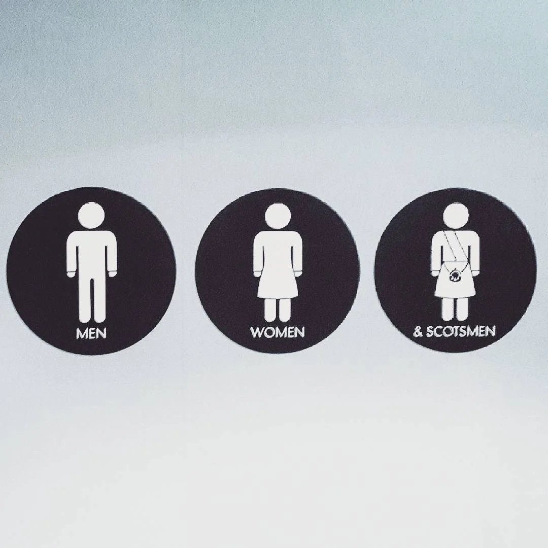 16 оригинальных табличек, которые хорошо показывают разницу между мужским и женским туалет - фото 326998