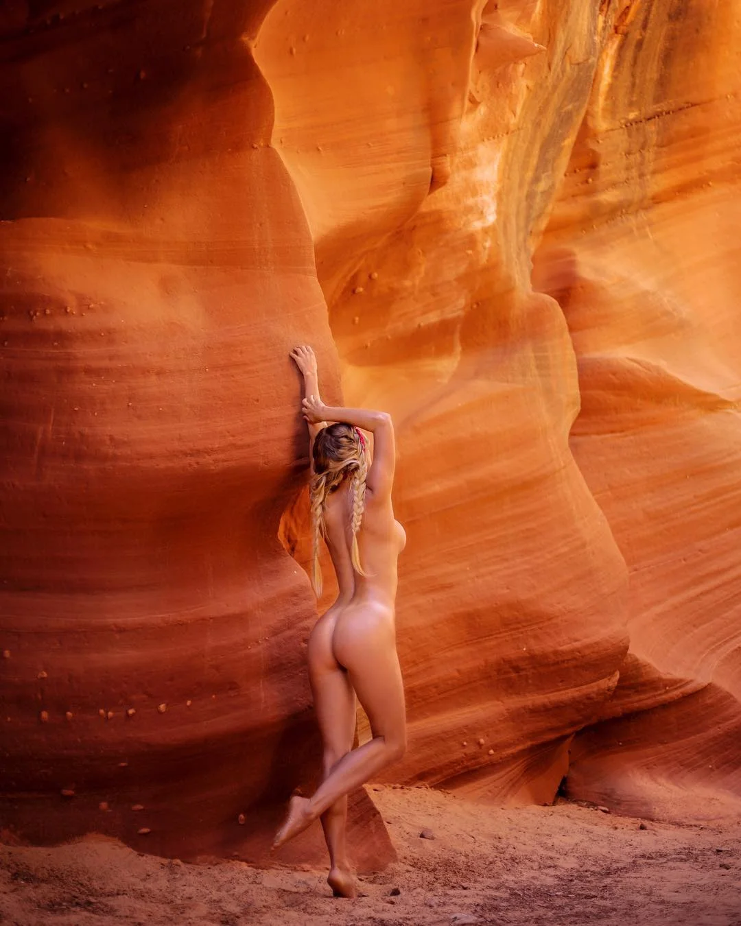 Девушка показывает самые красивые места планеты абсолютно голой - фото 327988