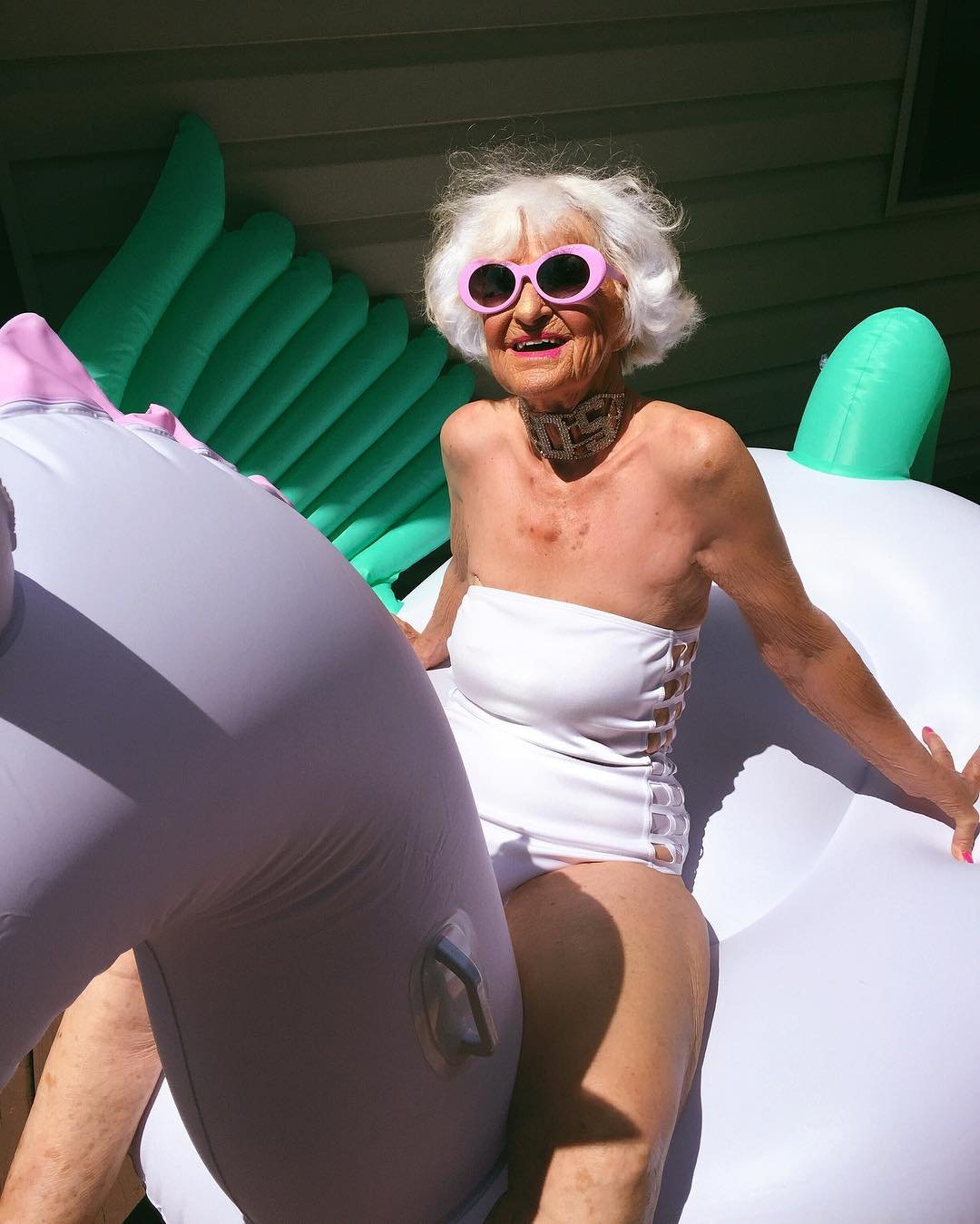 88-річна блогер Бадді Вінкль підкорила світ мегаяскравими нарядами - фото 325974