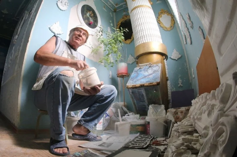Київський пенсіонер перетворив під'їзд багатоповерхівки у справжній палац - фото 330001