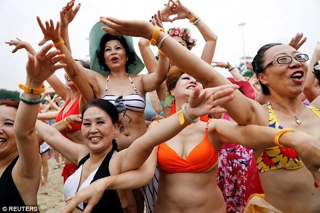 В Китае устроили конкурс бикини для женщин, которым за 55, и это безумно круто - фото 329642