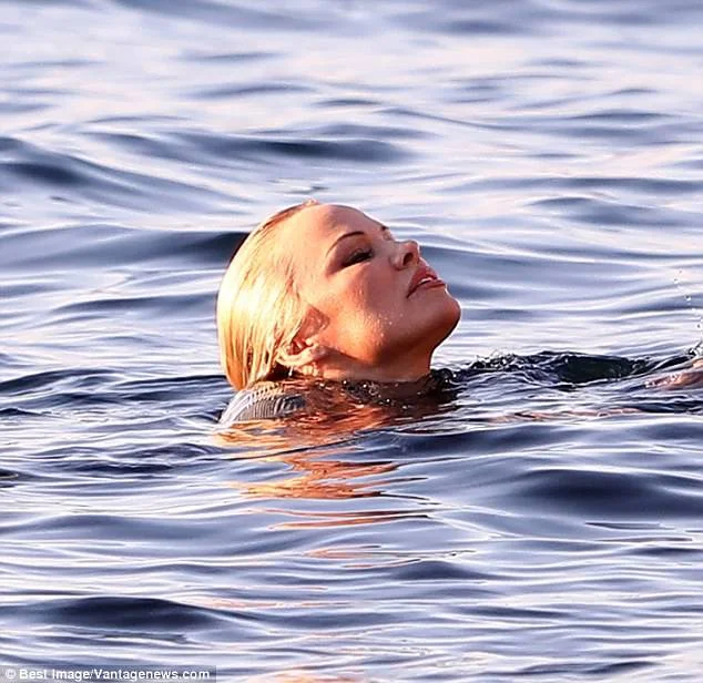 Памела Андерсон снялась в откровенной фотосессии в море - фото 329063