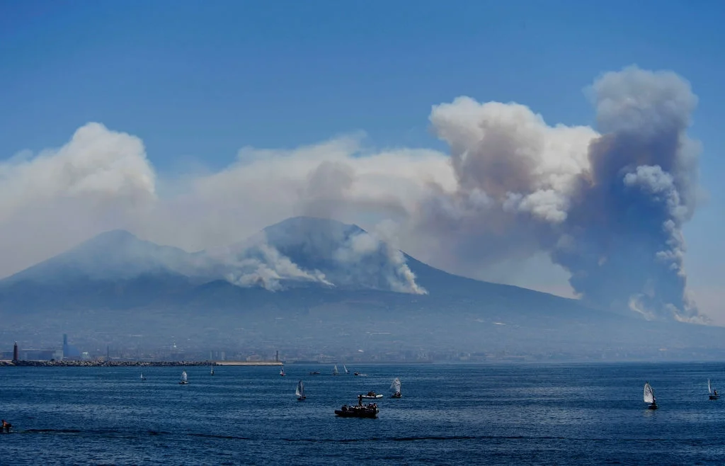 Запахло вогнем: вулкан Везувій прокинувся - фото 327048