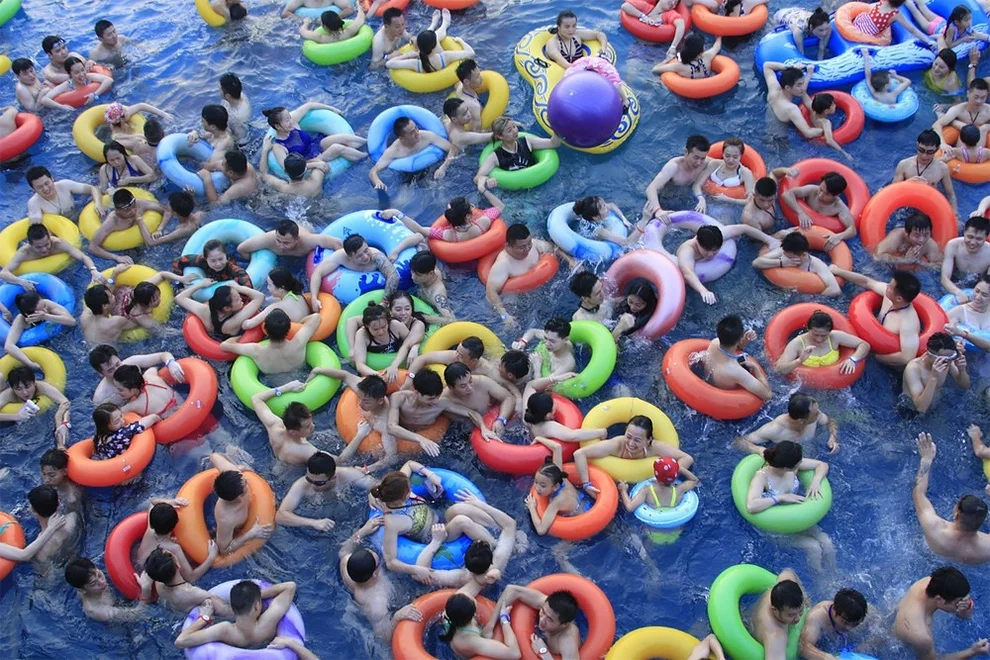 Летние развлечения: шокирующие фото переполненных бассейнов - фото 328259