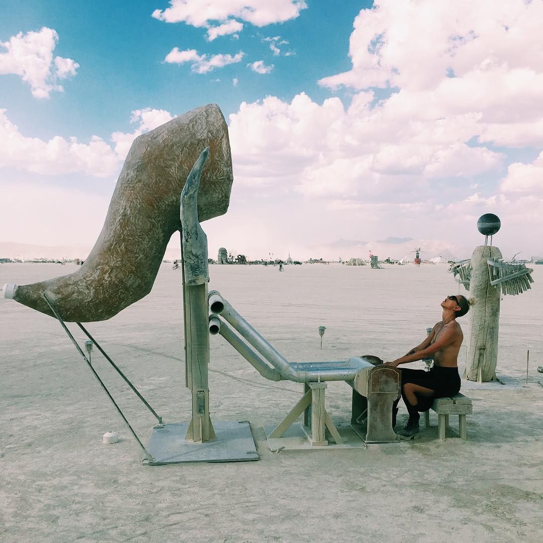 Пыль, голые тела и современное искусство: крутые фото с фестиваля Burning Man 2017 - 336421 Пыль, голые тела и современное искусство: крутые фото с фестиваля Burning Man 2017 - фото 336421