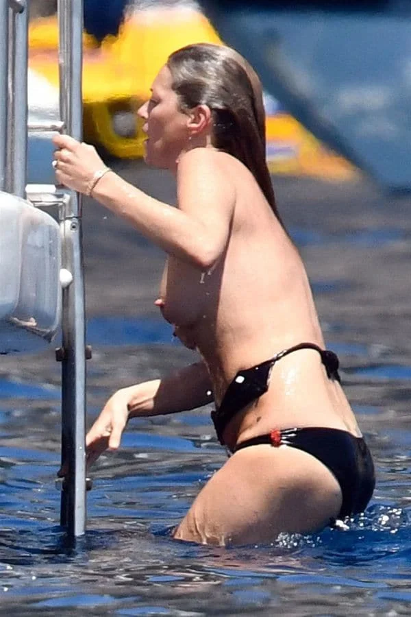 43-річна модель Кейт Мосс безсоромно оголилась на пляжі - фото 332426