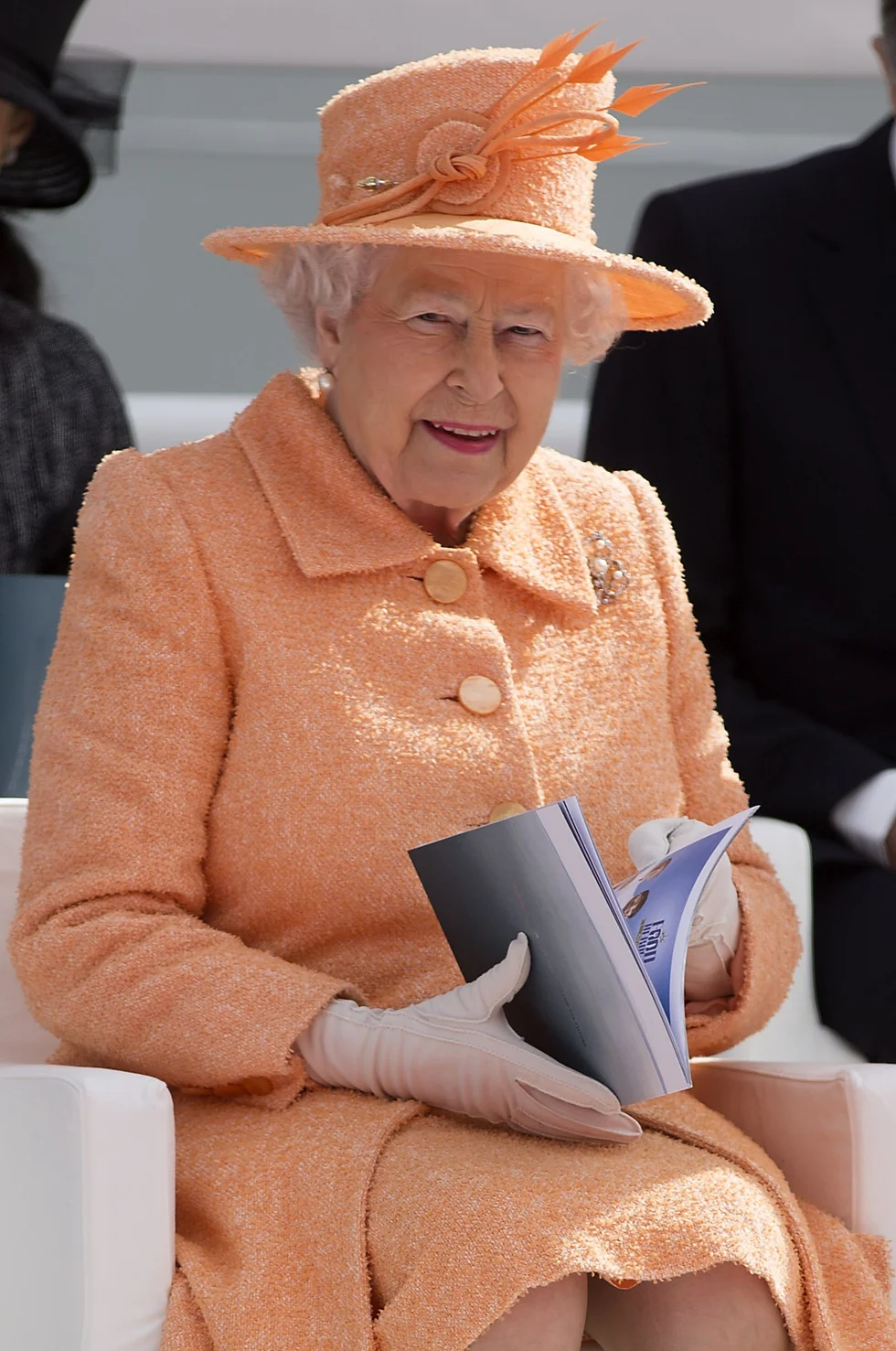 Стало відомо, чому королева Єлизавета II носить яскравий одяг - фото 332390