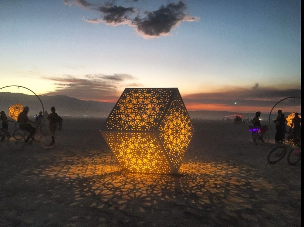 Пыль, голые тела и современное искусство: крутые фото с фестиваля Burning Man 2017 - 336397 Пыль, голые тела и современное искусство: крутые фото с фестиваля Burning Man 2017 - фото 336397