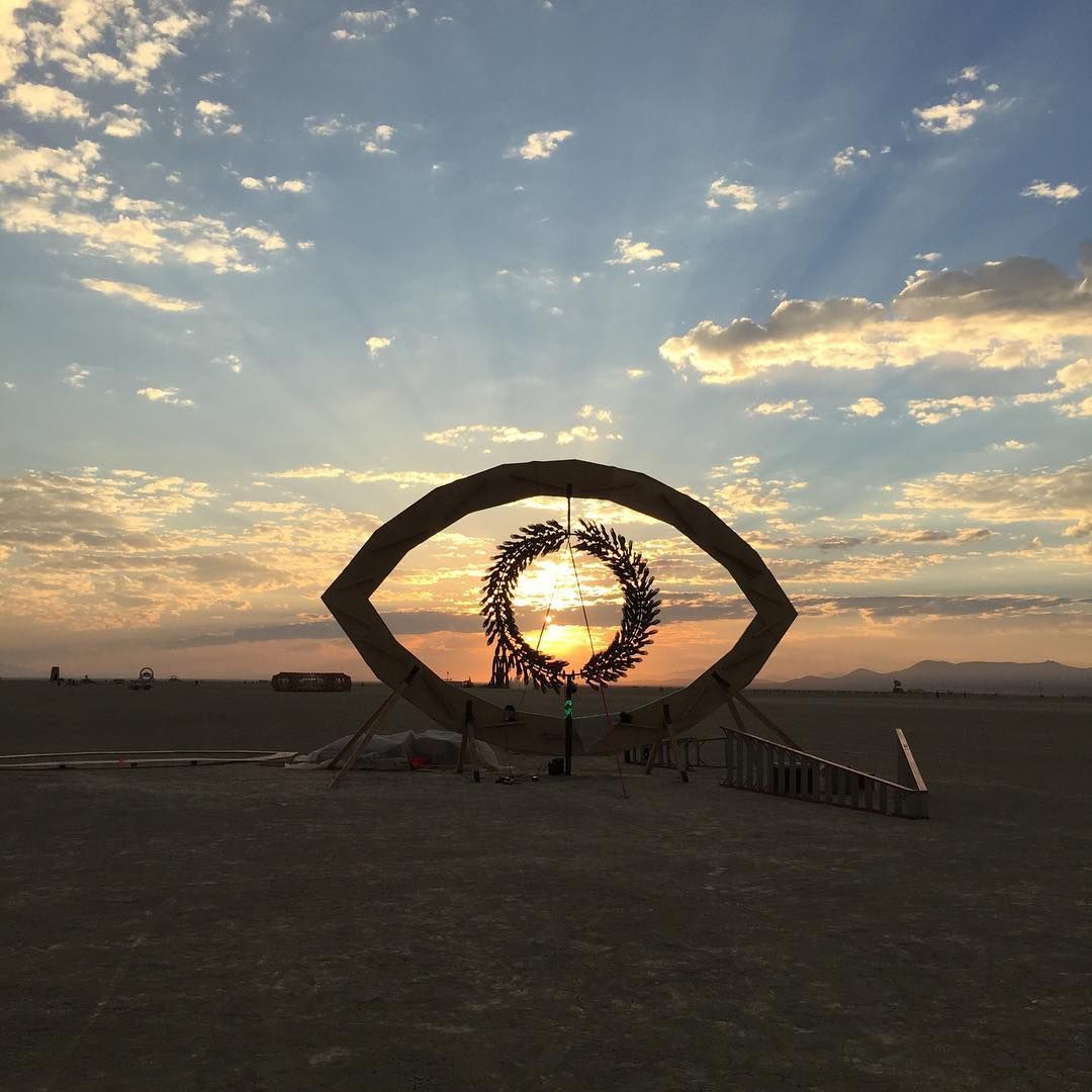Пыль, голые тела и современное искусство: крутые фото с фестиваля Burning Man 2017 - 336424 Пыль, голые тела и современное искусство: крутые фото с фестиваля Burning Man 2017 - фото 336424