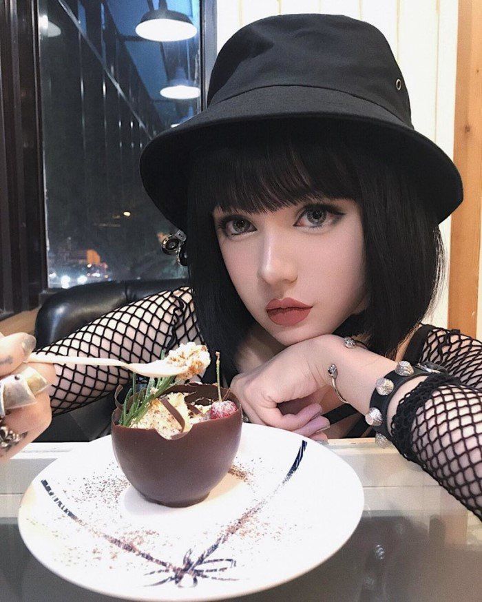 Уникальная девушка, похожая на куклу, стала новой звездой сети - фото 332384