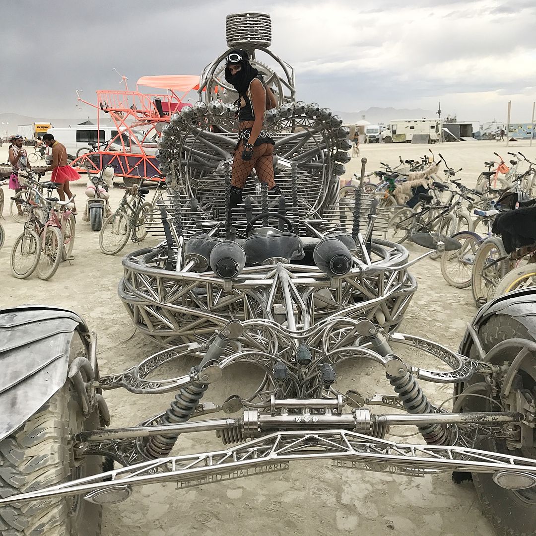 Пыль, голые тела и современное искусство: крутые фото с фестиваля Burning Man 2017 - 336411 Пыль, голые тела и современное искусство: крутые фото с фестиваля Burning Man 2017 - фото 336411