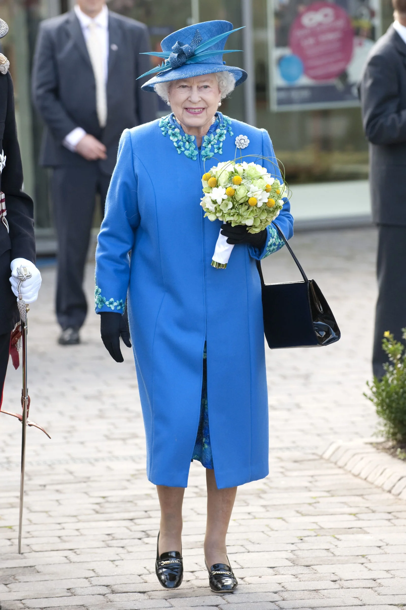 Стало відомо, чому королева Єлизавета II носить яскравий одяг - фото 332388