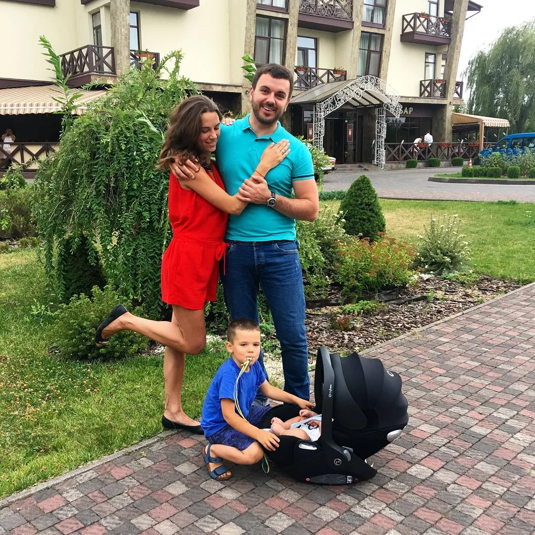 Семья в сборе: Григория Решетник показал милые семейные фото с отдыха - фото 332512