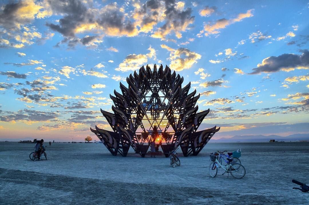 Пыль, голые тела и современное искусство: крутые фото с фестиваля Burning Man 2017 - 336388 Пыль, голые тела и современное искусство: крутые фото с фестиваля Burning Man 2017 - фото 336388