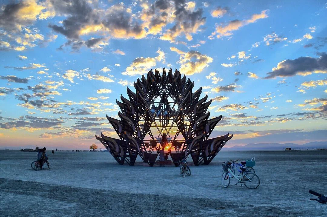 Пыль, голые тела и современное искусство: крутые фото с фестиваля Burning Man 2017 - фото 336388