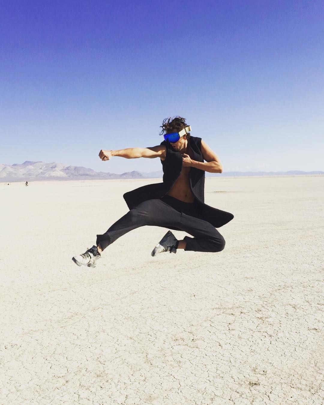 Пыль, голые тела и современное искусство: крутые фото с фестиваля Burning Man 2017 - 336407 Пыль, голые тела и современное искусство: крутые фото с фестиваля Burning Man 2017 - фото 336407