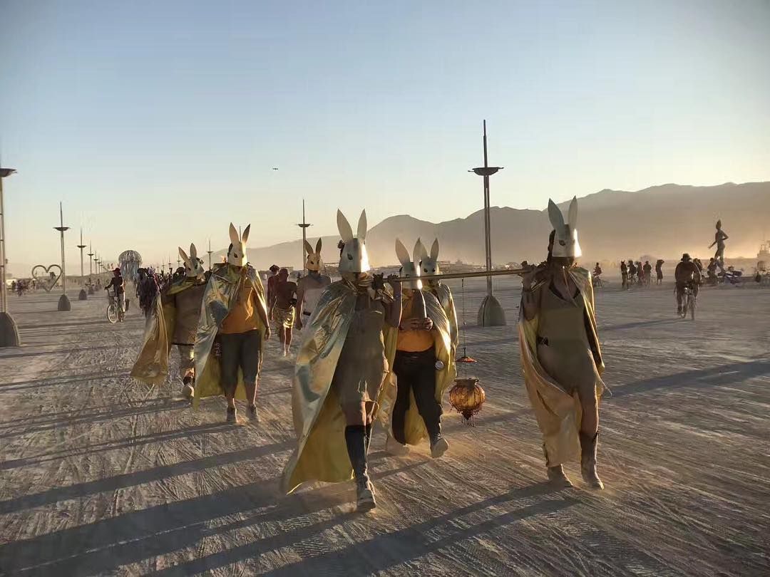 Пыль, голые тела и современное искусство: крутые фото с фестиваля Burning Man 2017 - 336384 Пыль, голые тела и современное искусство: крутые фото с фестиваля Burning Man 2017 - фото 336384
